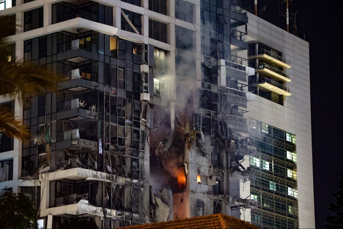  Prédio em Tel Aviv atingido por bombardeio iraniano