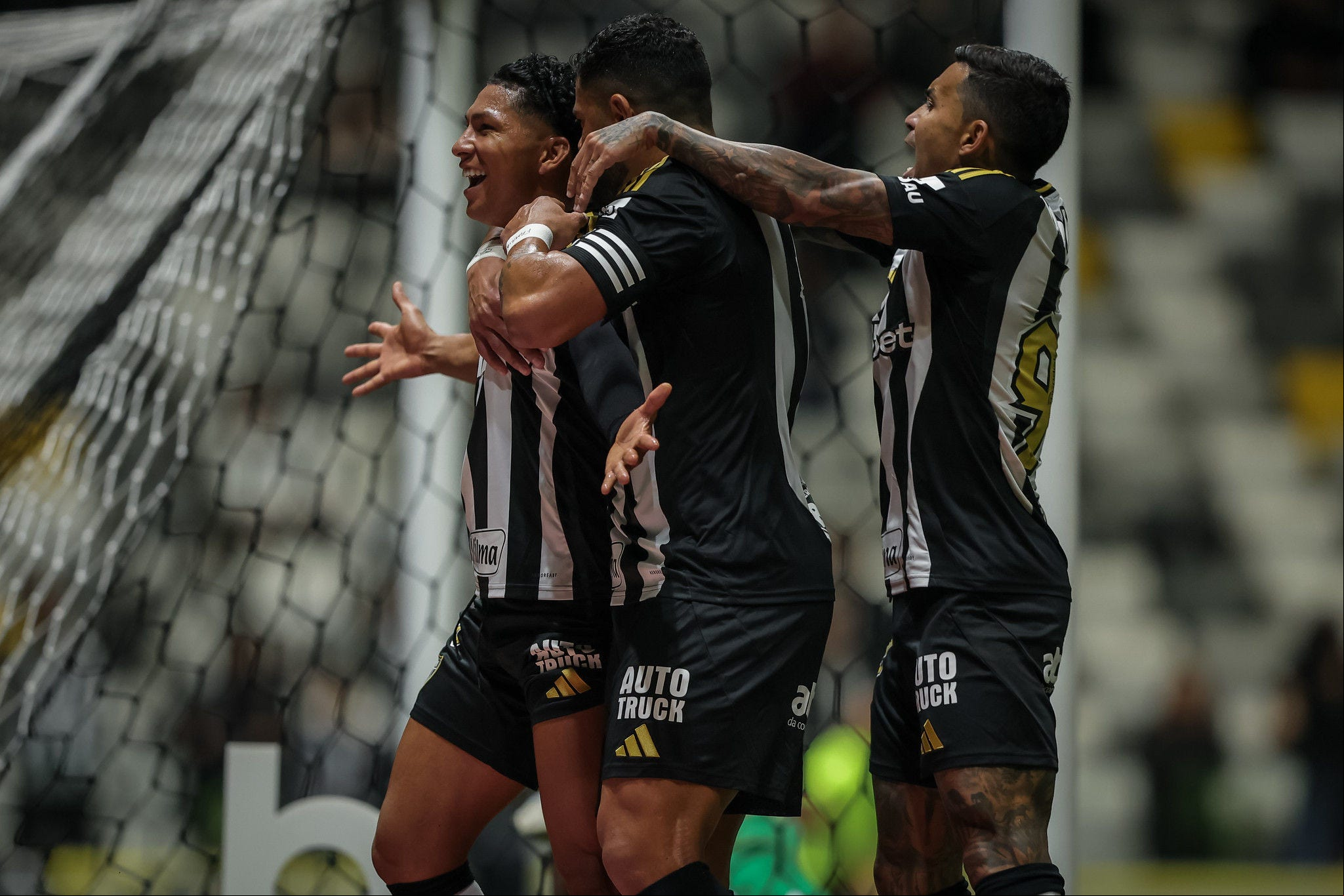 Jogadores do Galo celebram gol na Arena MRV